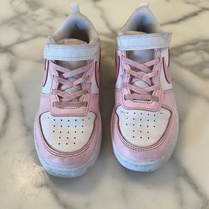 Nike girls court borough low top, size 2.5